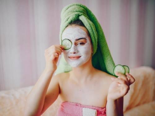 Przewodnik po maseczkach do twarzy i jak mogą poprawić Twoją skórę